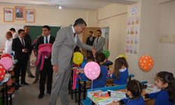 Vali Çelik’ten minik öğrencilere eğitim desteği