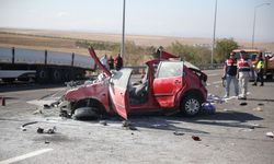 Niğde'de otomobil tıra arkadan çarptı: 3 ölü, 2 yaralı