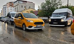 Van'da yağmur etkili oldu: Sokaklar göle döndü