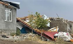 Ağrı'da fırtına: 44 ev ve 30 ahırın çatısı uçtu