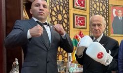 Bahçeli boks eldiveni giyerek poz verdi
