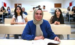 Ailesinin desteği ile 44 yaşında üniversiteli oldu