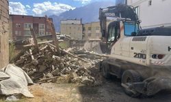 Hakkari Belediyesi metruk binaları yıkıyor