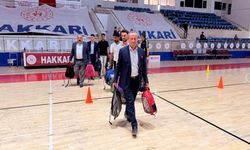 Hakkari Ak Parti'den öğrencilere kırtasiye desteği