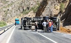 Hakkari’de maden yüklü kamyon devrildi