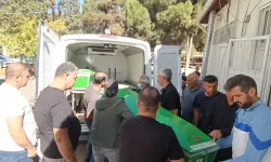 TIR'a çarpan otomobildeki 3 kardeşten 2'si öldü