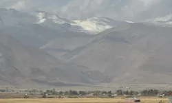 Hakkari'de yüksek kesimlerde kar yağdı