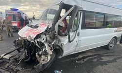 Van'da öğrenci servisi ile tır çarpıştı: 14 yaralı