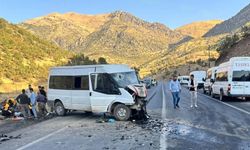 Hakkarileri taşıyan araç kaza yaptı  11 kişi yaralandı