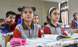 Mezranın "tek öğrencisi" Hasret, sınıf arkadaşlarına kavuştu