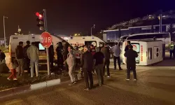 Vakaya giden ambulans devrildi: 3 yaralı