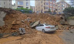 İstinat duvarı araçların üzerine devrildi