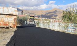 Hakkari’de sıcak asfalt mesaisi sürüyor