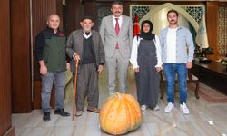 Hakkari'de 50.5 kiloluk bal kabağı şaşırttı