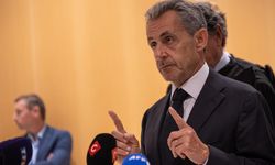 Fransa eski Cumhurbaşkanı Sarkozy yarın cezaevine girecek