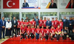 Hakkari’de Amatör Spor Kulüplerine nakdi destek