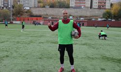 Okulda öğretmenlik, yeşil sahada kaptanlık yapıyor