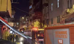 Kız isteme töreninde atılan havai fişek evi yaktı