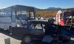 Midibüs ve otomobil çarpıştı: 3 kişi hayatını kaybetti