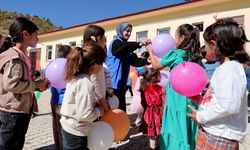 Gönüllüler Derecik'te çocukların yüzünü güldürüyor