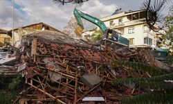 Sındırgı depreminde  yıkılan binaların enkazı kaldırılıyor