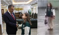 Yağmur altında İstiklal Marşı'nı okuyan öğrenciye Vali Turan'dan ödül