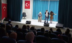 Hakkari'de 'Çizmeli Kedi' ve 'Mülayim' izleyici ile buluştu