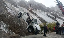 Hakkari'de 4 kişinin bulunduğu araç Zap'a uçtu