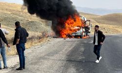 Hakkari-Van Karayolunda yolcu minibüsü alev aldı!