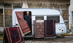 Sındırgı'da depremler nedeniyle dükkanını karavana taşıdı