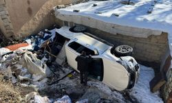 Hakkari’de VEDAŞ aracı şarampole yuvarlandı