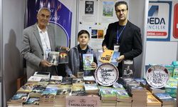Elazığlı üç kuşak yazar aynı stantta kitaplarını imzalıyor