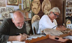 Hatay'ın ünlü mozaiklerini yakma yöntemiyle ahşaba işleniyor