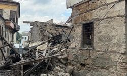 Yangında kullanılamaz hale gelen ev çöktü