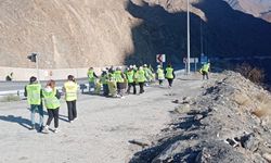 Hakkari kent girişinde temizlik çalışması yapıldı