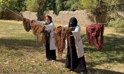 Kadınlar iplere doğada topladıkları bitkilerle renk veriyor