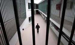 Cezaevinde 4 yaşındaki kızını duvara fırlattı