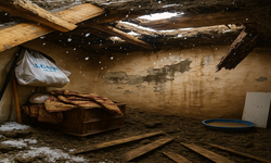 Hakkari’de toprak damlı evin damı çöktü