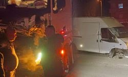 Hakkari'de TIR ile minibüs çarpıştı: 2 yaralı