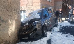 Hakkari’de kontrolden çıkan araç evin duvarına çarptı