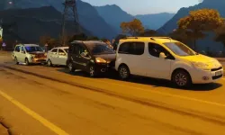 Hakkari’de zincirleme kaza: 4 araç birbirine girdi