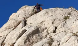 Van'da kayalıkta mahsur kan kişi kutarıldı