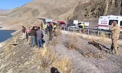 Hakkari  - Van yolunda kaza: Otomobil baraja uçtu