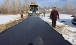 Hakkari'de mezra yolundaki kar temizlenip, asfalt döküldü