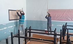 Hakkari'de yükümlüler okul tadilatı yaptı