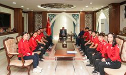 Hakkarili güreşçiler Vali Çelik'i ziyaret etti