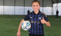 Bakan Kurum Hakkari'nin sınır köyüne halı saha yaptırdı