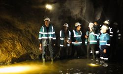 Hakkari Valisi Çelik maden galerisine girdi