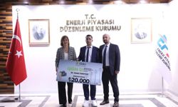 Vanlı gazeteci Sedat Karatay Ankara'dan ödül