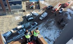 Paralarını alamayan işçiler, çatıya çıkıp eylem yaptı